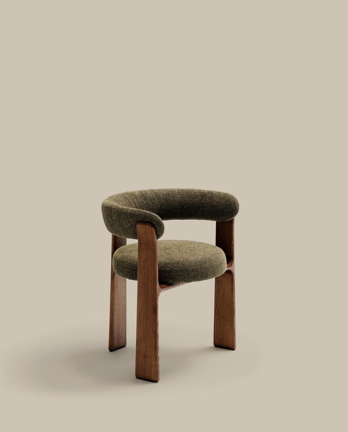 Silla Granite de 3 patas de chenilla verde y madera maciza fresno acabado nogal FSC 100%