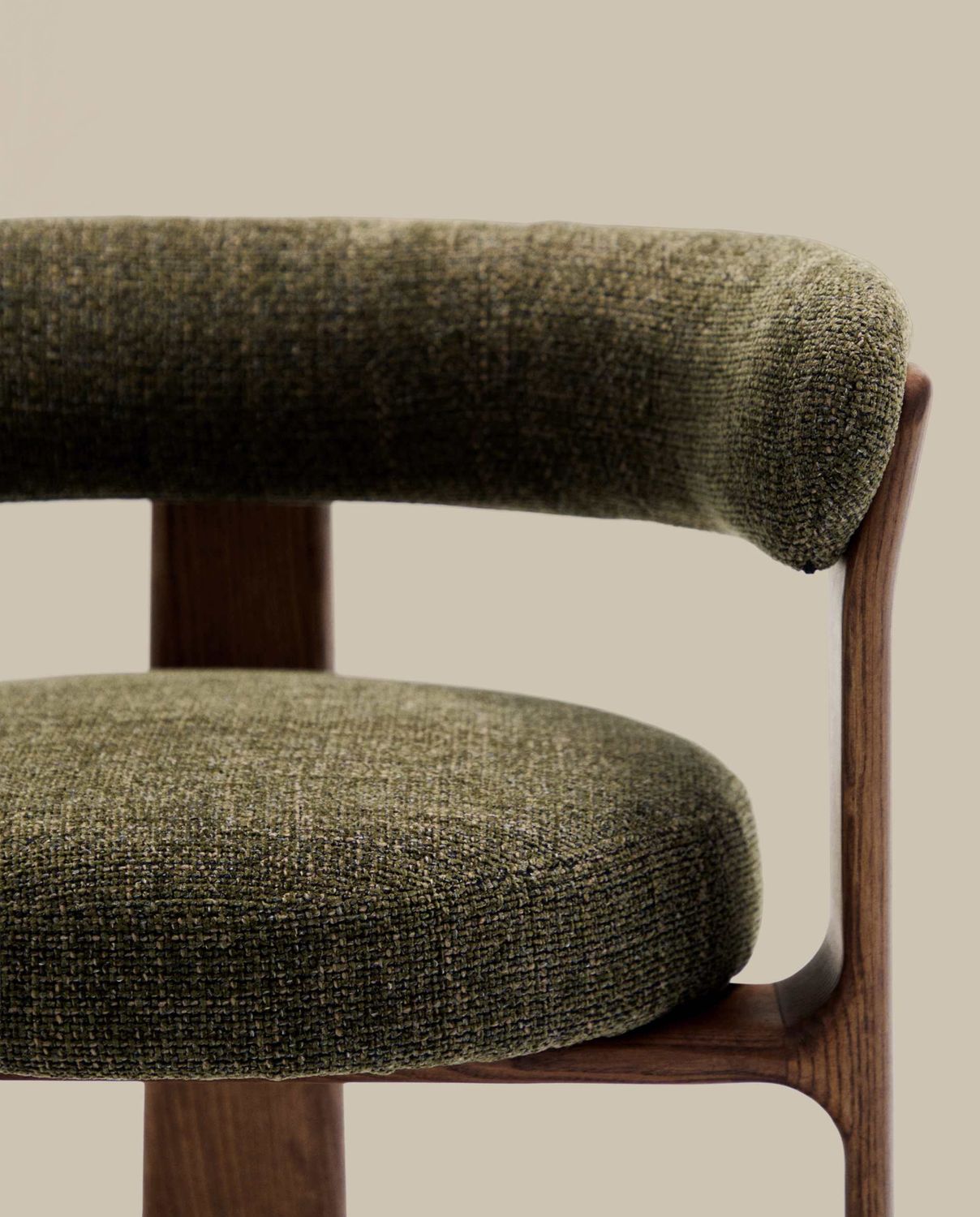 Silla Granite de 3 patas de chenilla verde y madera maciza fresno acabado nogal FSC 100%