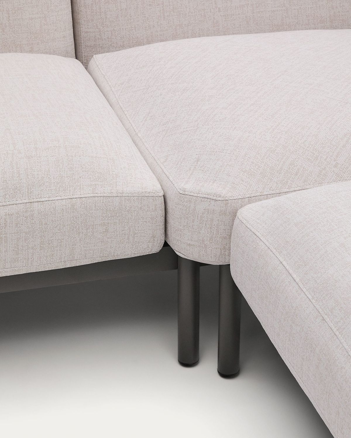 Sofá modular rinconero exterior Sorells 5 plazas tapizado beige y aluminio gris con mesas de teca 277 x 446 cm FSC 100%