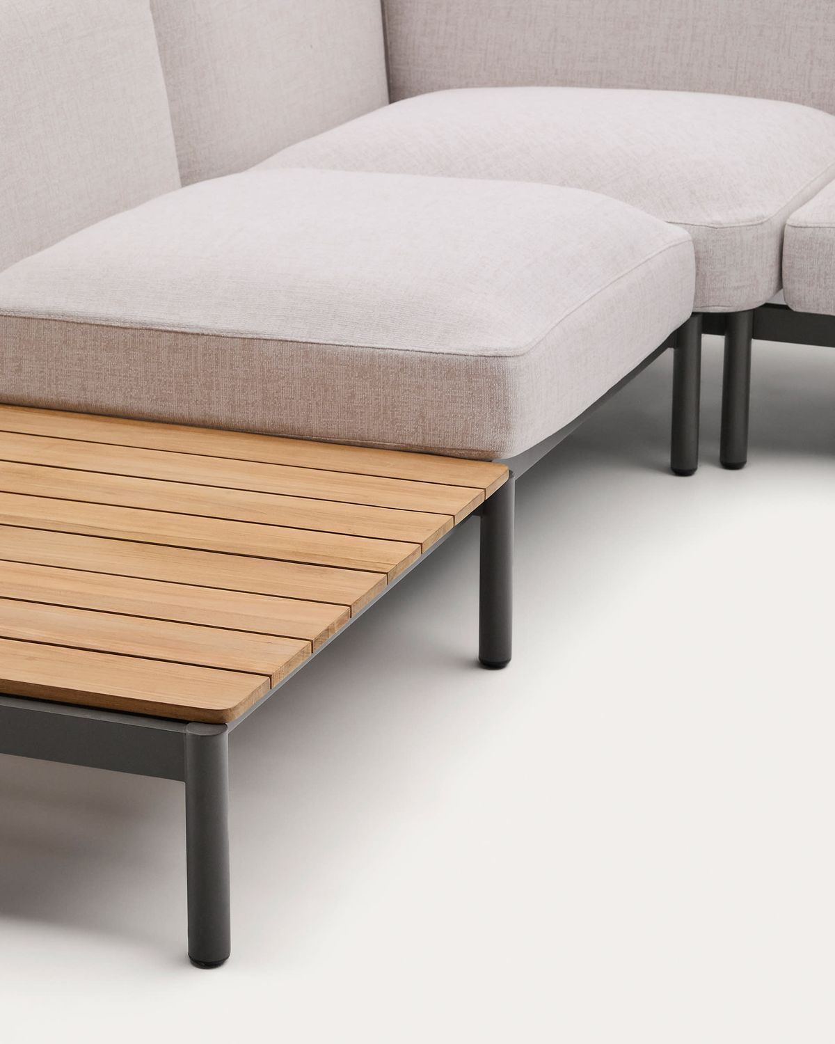 Sofá modular rinconero exterior Sorells 5 plazas tapizado beige y aluminio gris con mesas de teca 277 x 446 cm FSC 100%