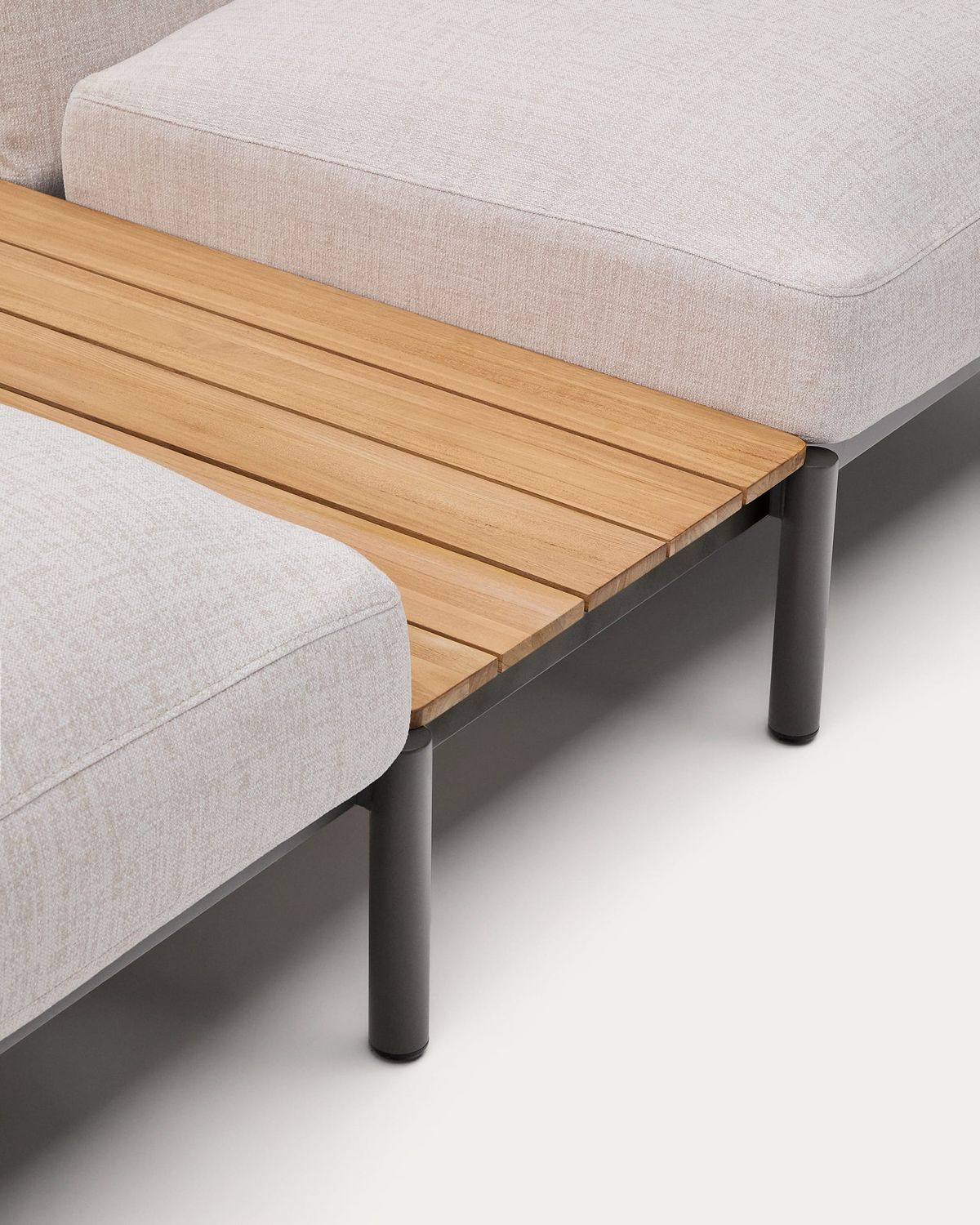 Sofá modular rinconero exterior Sorells 5 plazas tapizado beige y aluminio gris con mesas de teca 277 x 446 cm FSC 100%