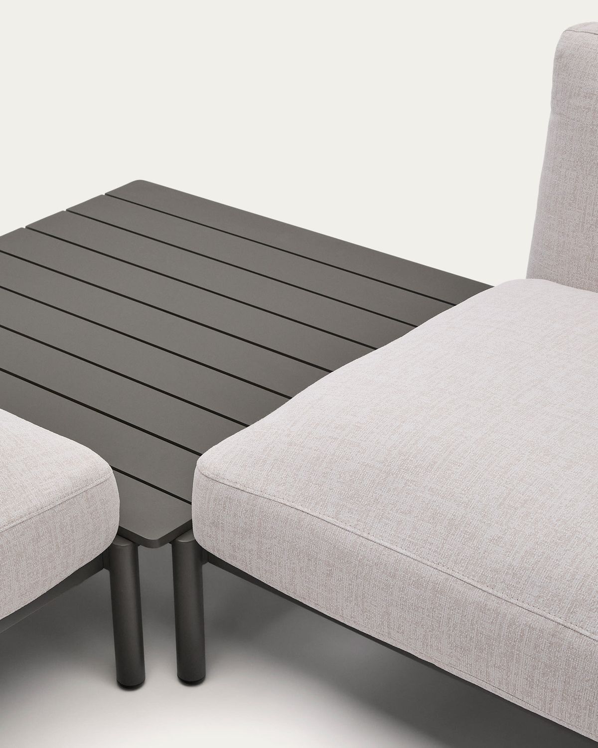 Sofá modular rinconero exterior Sorells 4 plazas tapizado beige y aluminio gris mesa de teca 353 x 316,5 cm FSC 100%