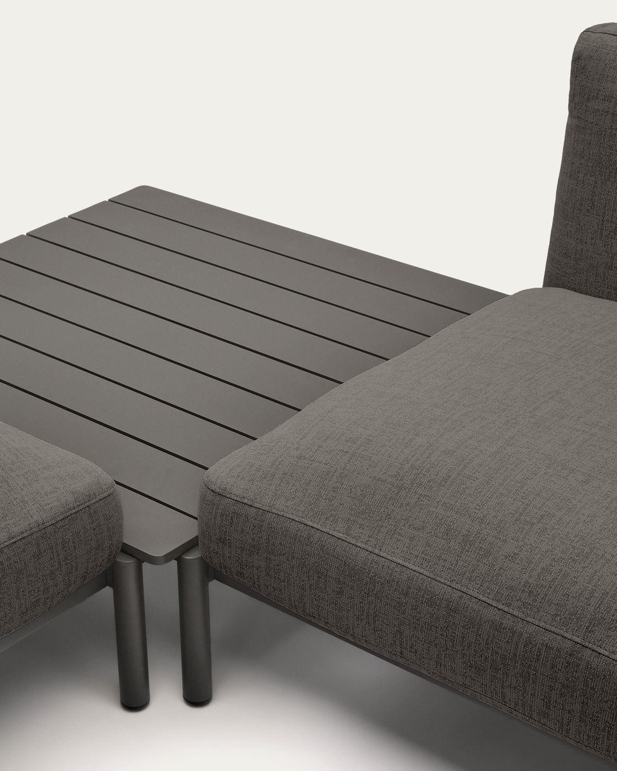 Sofá modular rinconero exterior Sorells 4 plazas tapizado gris y aluminio gris mesa de teca 353 x 316,5 cm FSC 100%