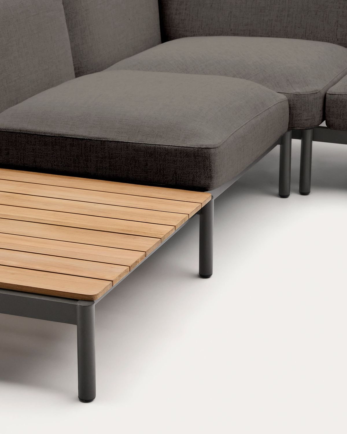 Sofá modular rinconero exterior Sorells 5 plazas tapizado gris y aluminio gris con mesas de teca 277 x 446 cm FSC 100%