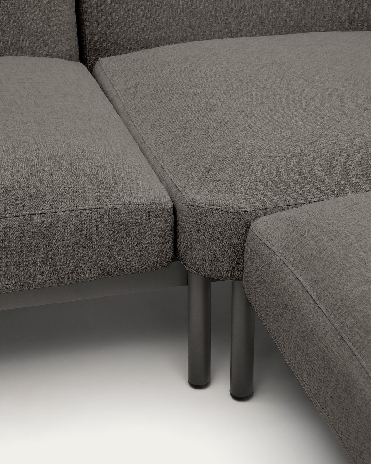 Sofá modular rinconero exterior Sorells 5 plazas tapizado gris y aluminio gris con mesas de teca 277 x 446 cm FSC 100%