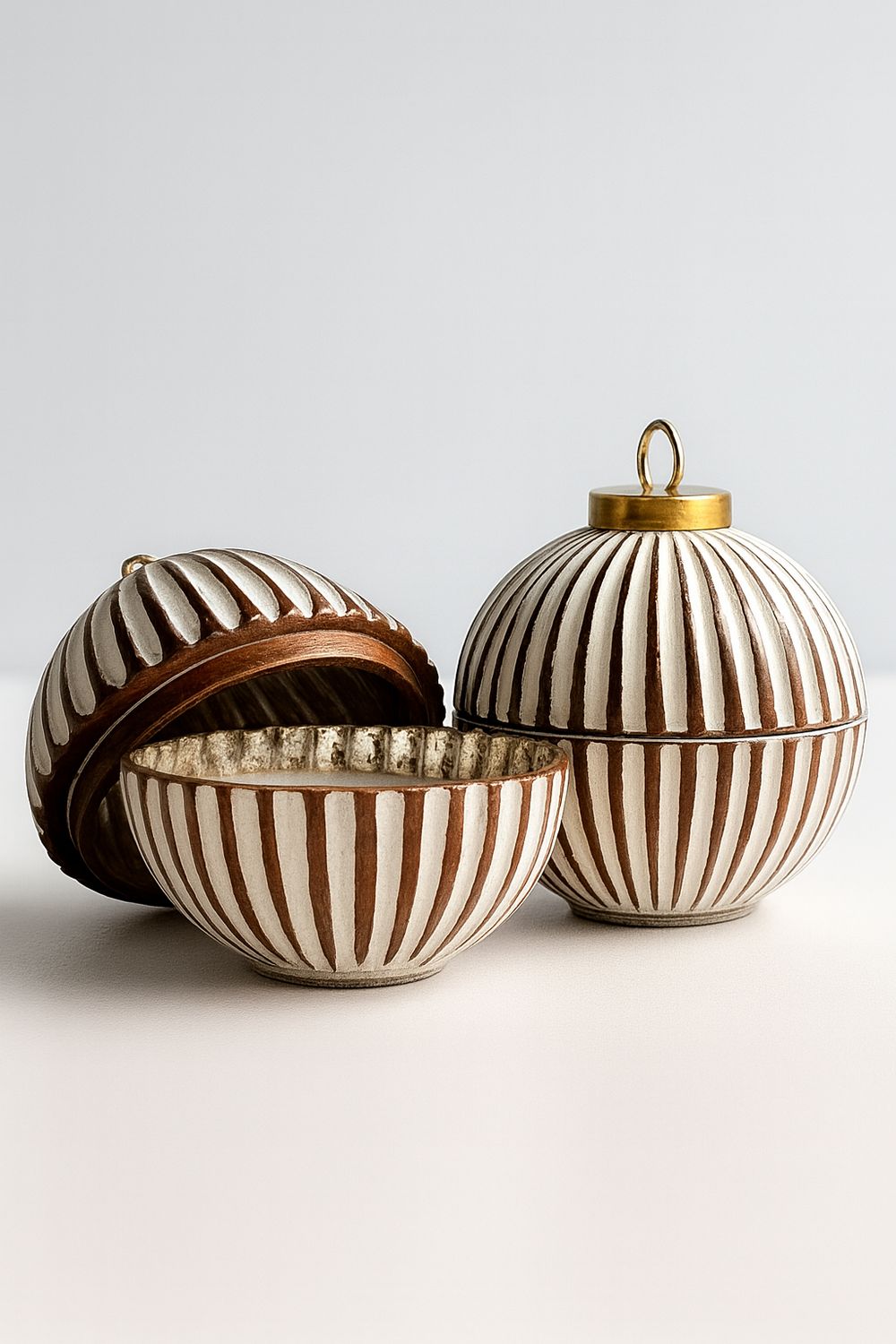 Ambachtelijke keramische kaars – wit en brons gestreept ontwerp voor moderne interieurs