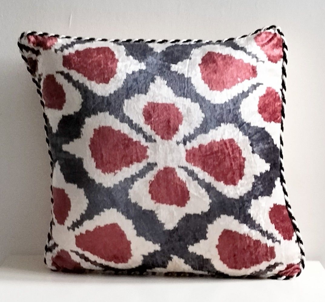 Sierkussen met Ikat motief