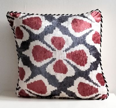 Sierkussen met Ikat motief