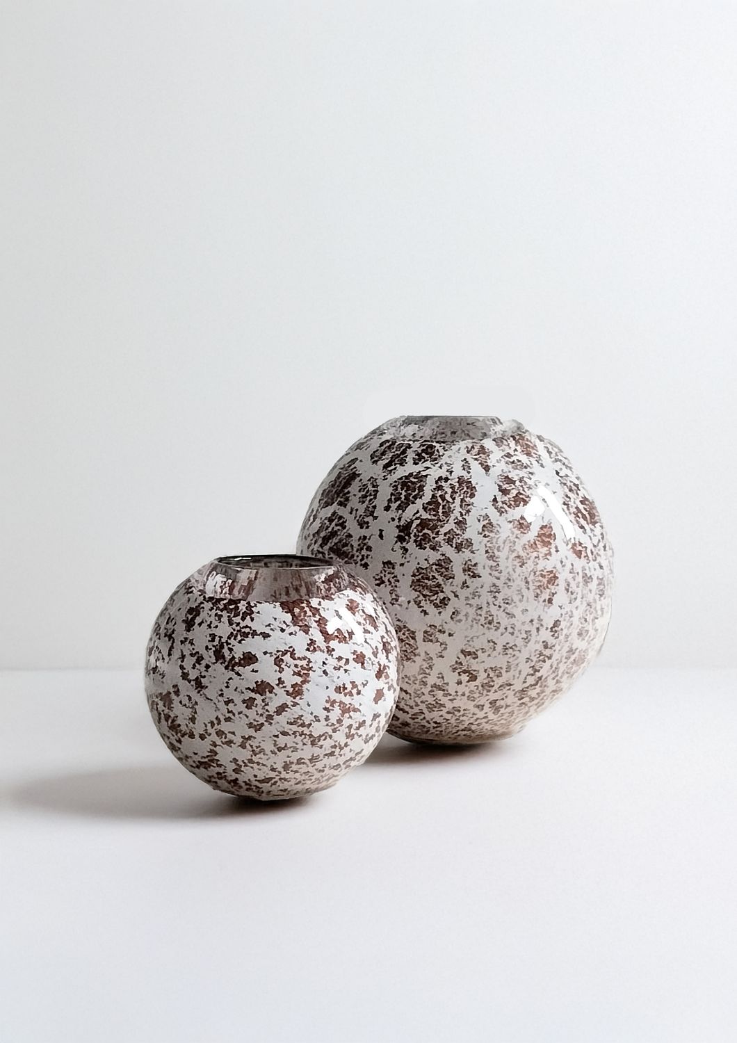 Luxe glazen theelichthouder – wit met bruine spikkels, modern decoratiestuk