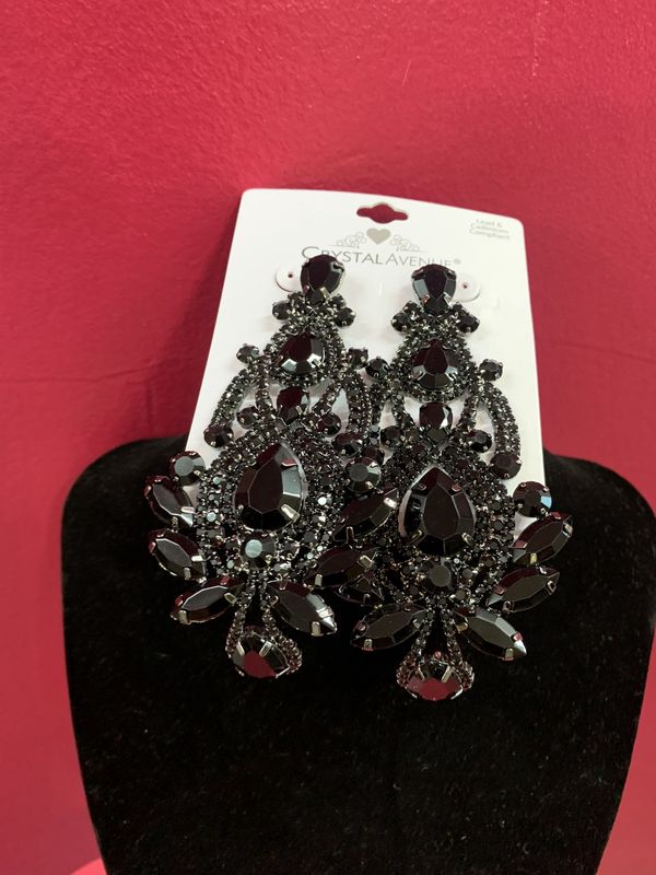 Crown Me Black Earrings
