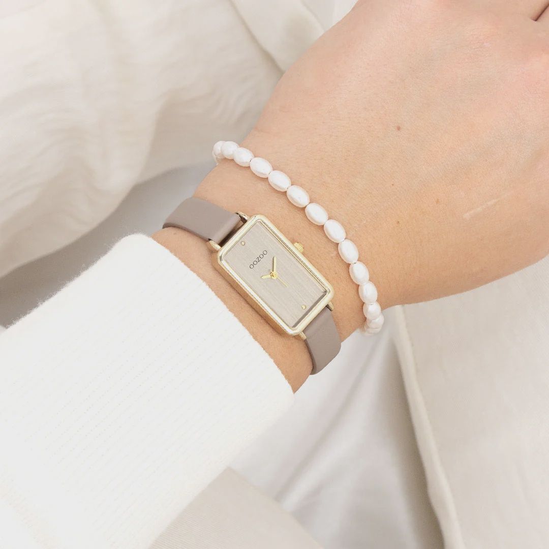 Goudkleurig horloge met taupekleurige leren band