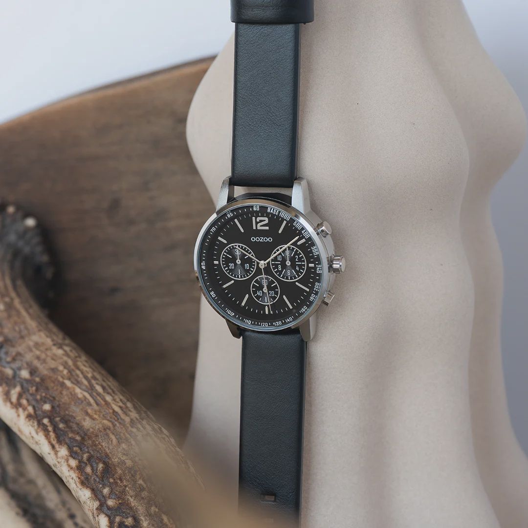 Zilverkleurig horloge met zwarte leren band