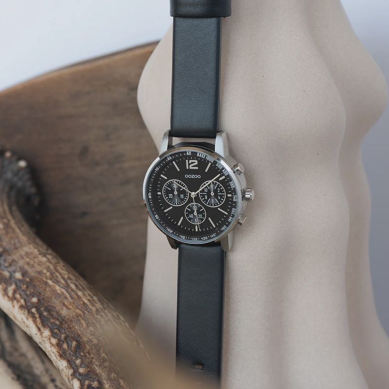Zilverkleurig horloge met zwarte leren band