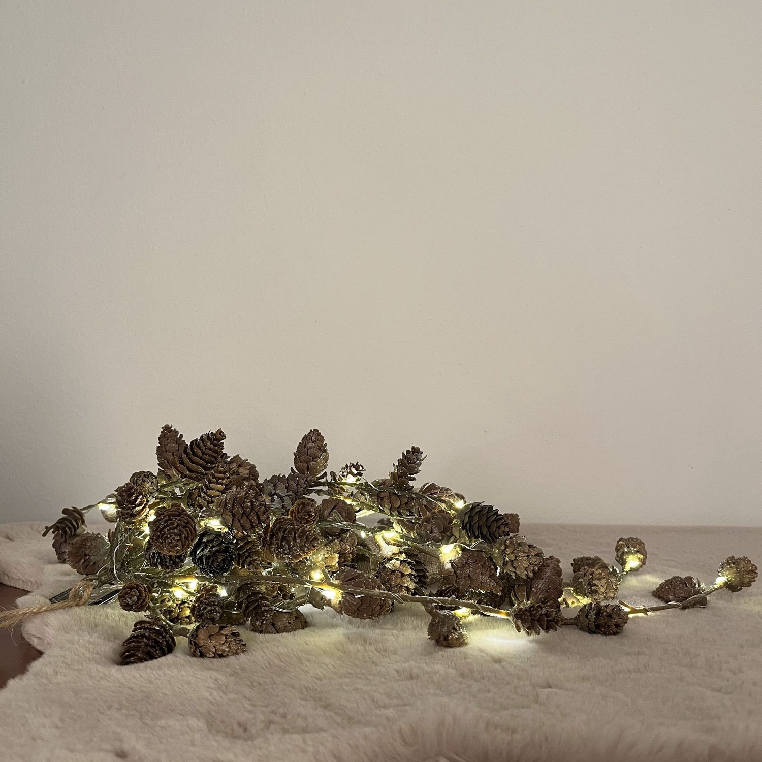 Kunstplant steker/hang Kersthanger LED Dennenappel Alnus g