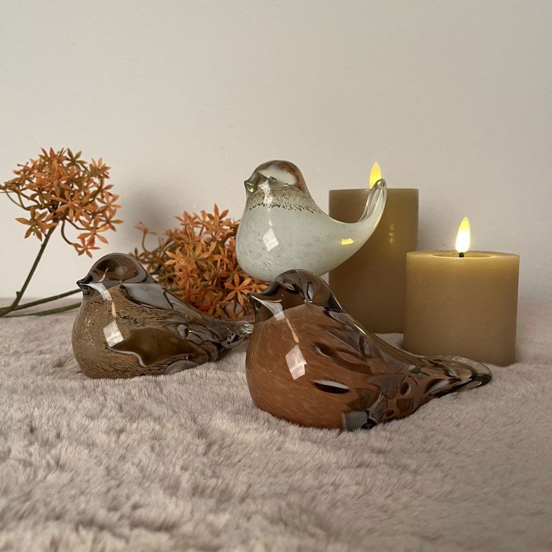 handgeblazen vogel op voet