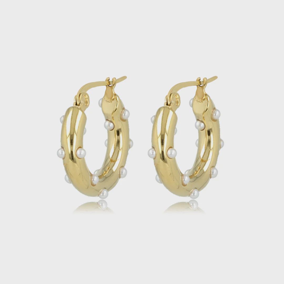 Elegante gouden oorring met stralende parels