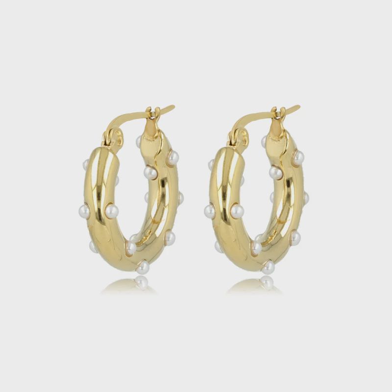 Elegante gouden oorring met stralende parels