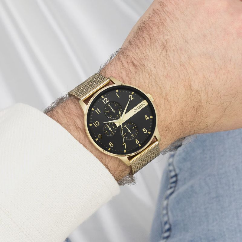 Goudkleurig horloge met een goudkleurige metalen mesh-band