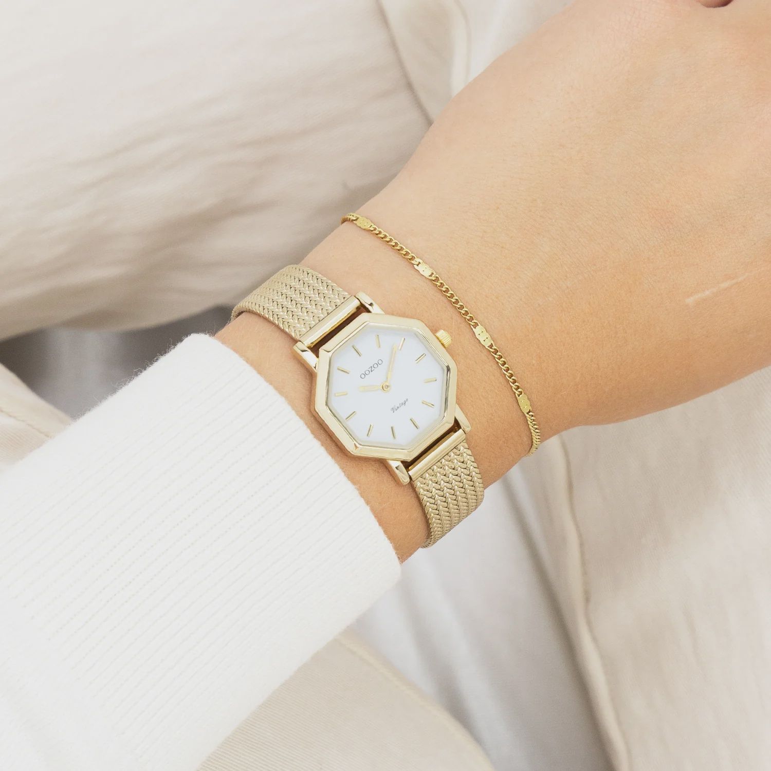 Goudkleurig horloge met metalen v-mesh armband