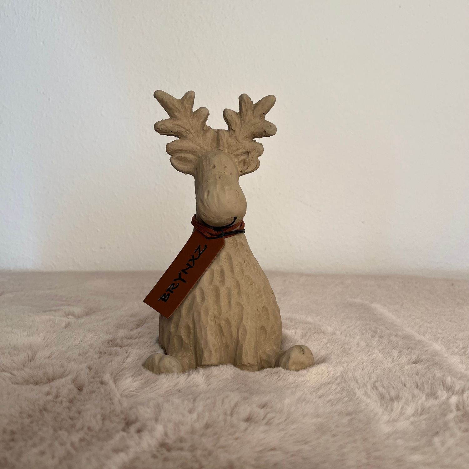 Sitting Rudolph Himself Majestic Taupe M