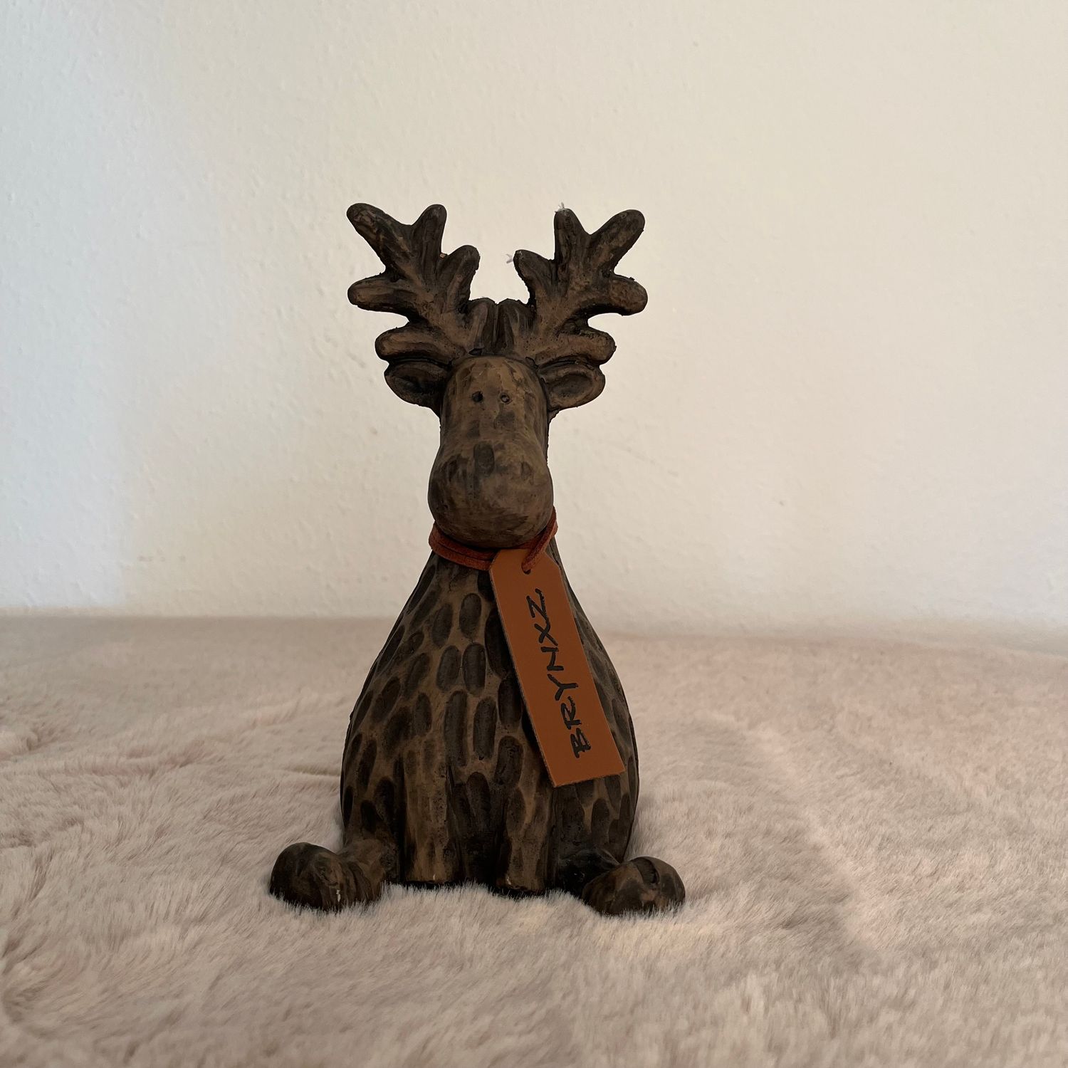 Sitting Rudolph Himself Majestic Brown M