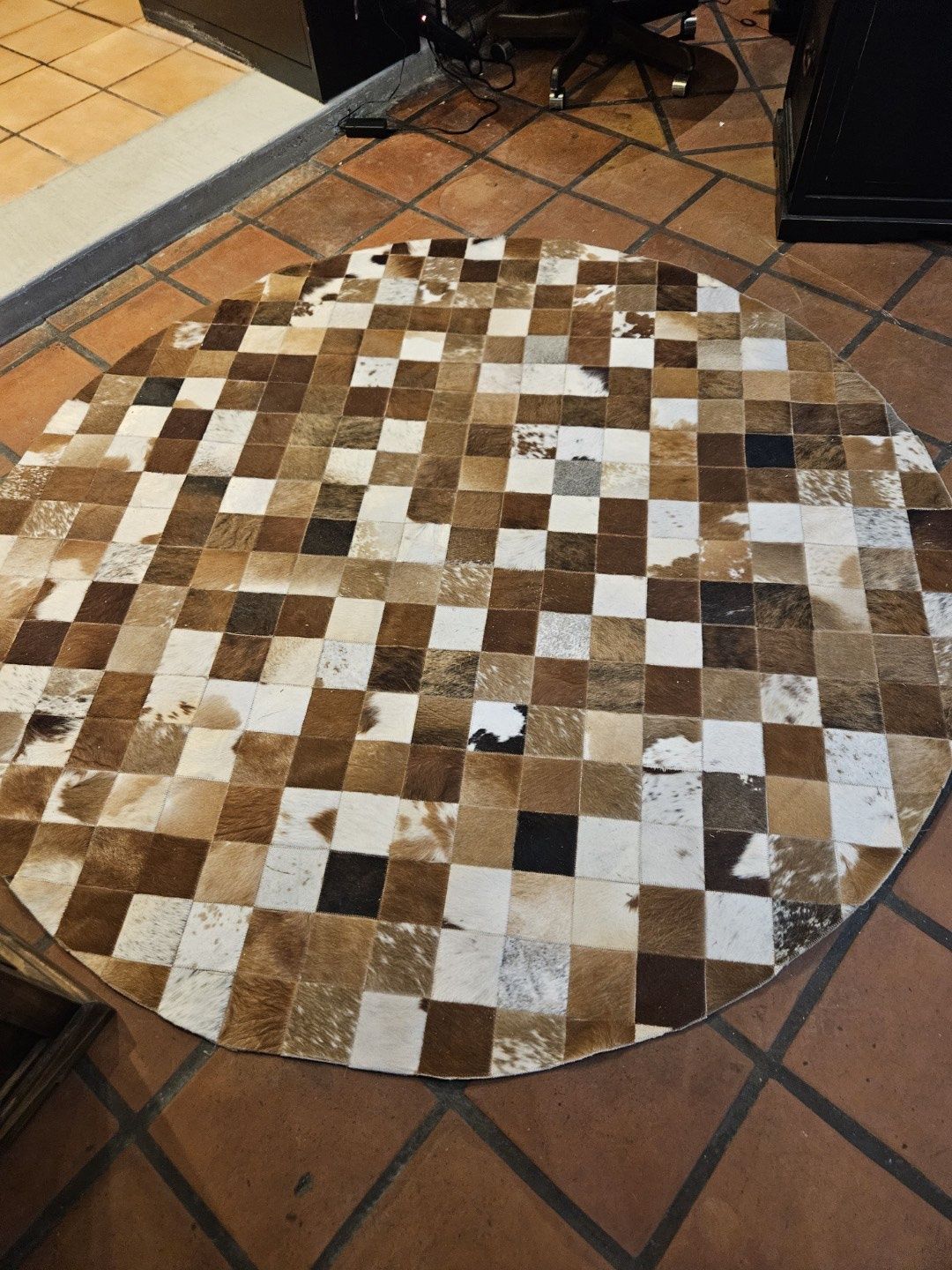 COWHIDE PATCH ROUND RUG