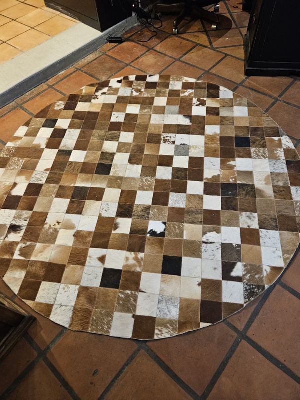 COWHIDE PATCH ROUND RUG