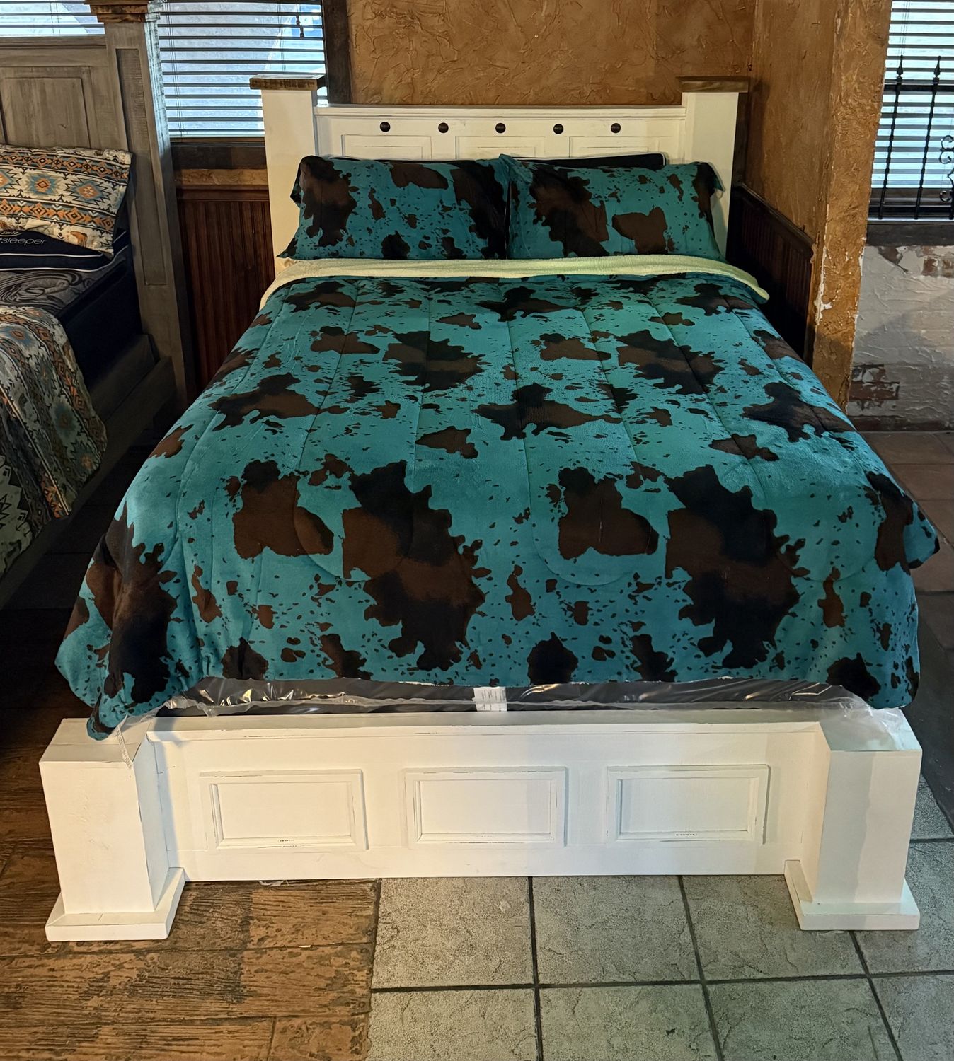 INDIAN BED W/STORAGE QUEEN, COLOR: WHITE