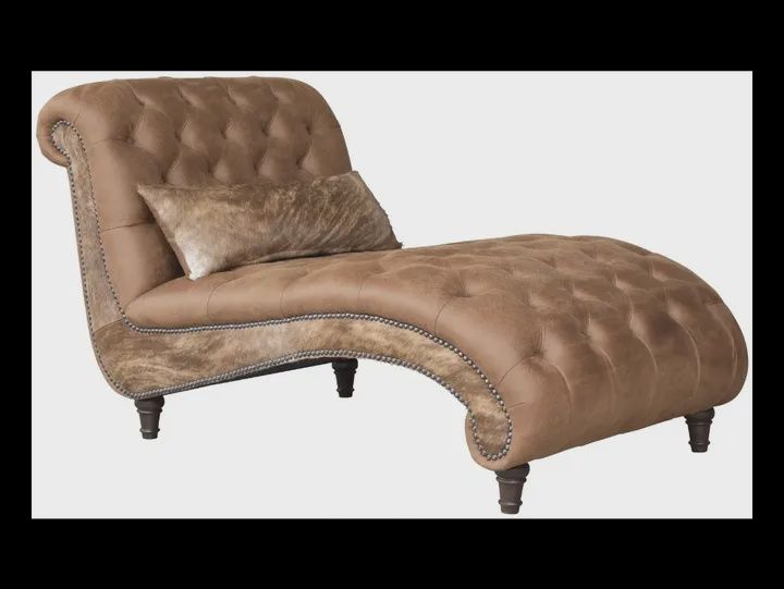 Tuffed Chaise Lounge Wyth Cowhide