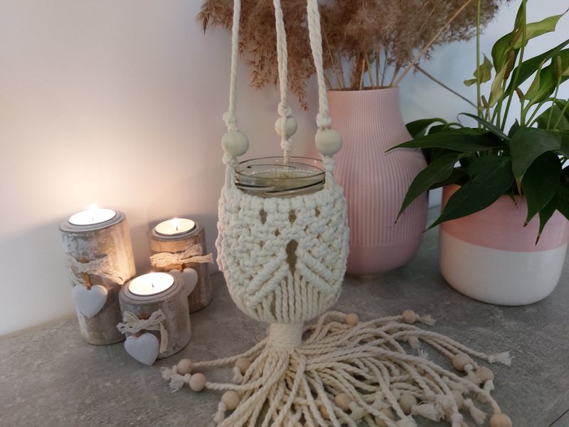 Handgefertigtes Makramee-Windlicht mit Holzperlen – Boho-Hängedeko für warme Lichtmomente