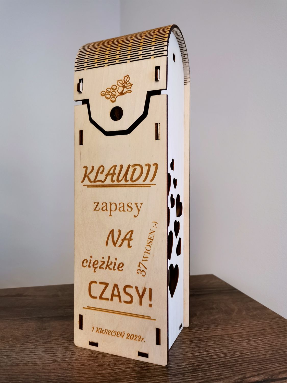 Drewniana skrzynka prezentowa