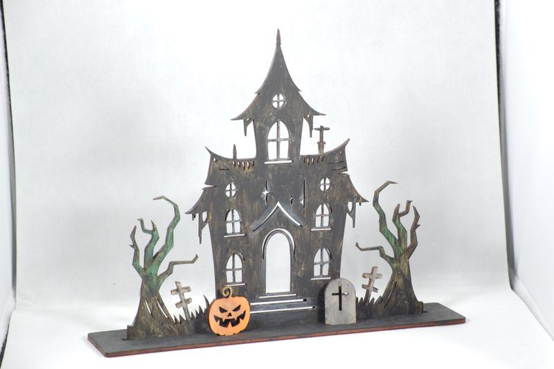 Ręcznie malowany upiorny zamek na halloween