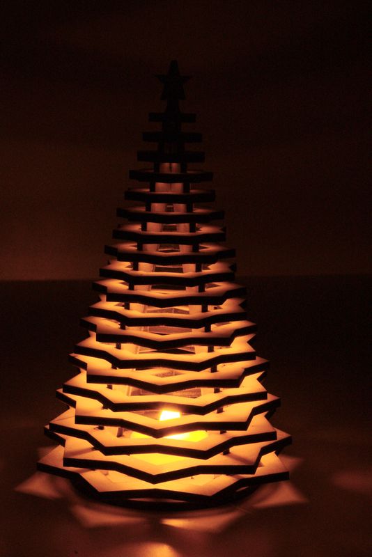 Świecąca choinka ze sklejki 20x13