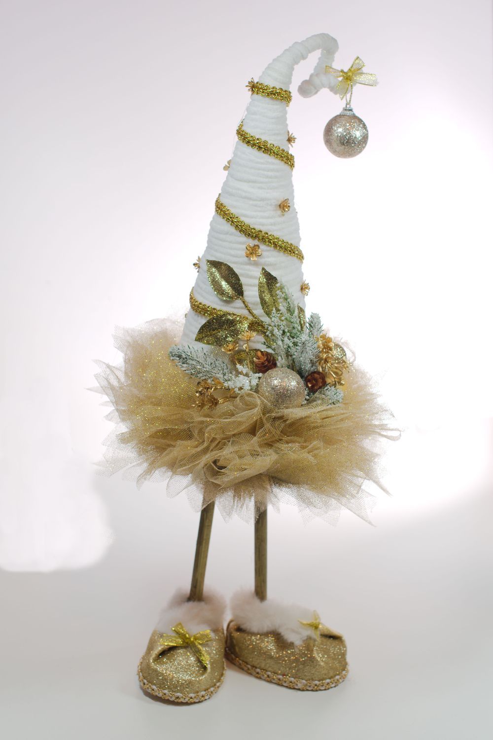 ✨ Ręcznie robiony stojący skrzat – ok. 57 cm • biała czapeczka ze złotymi dodatkami ✨