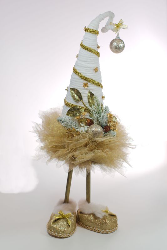 ✨ Ręcznie robiony stojący skrzat – ok. 57 cm • biała czapeczka ze złotymi dodatkami ✨