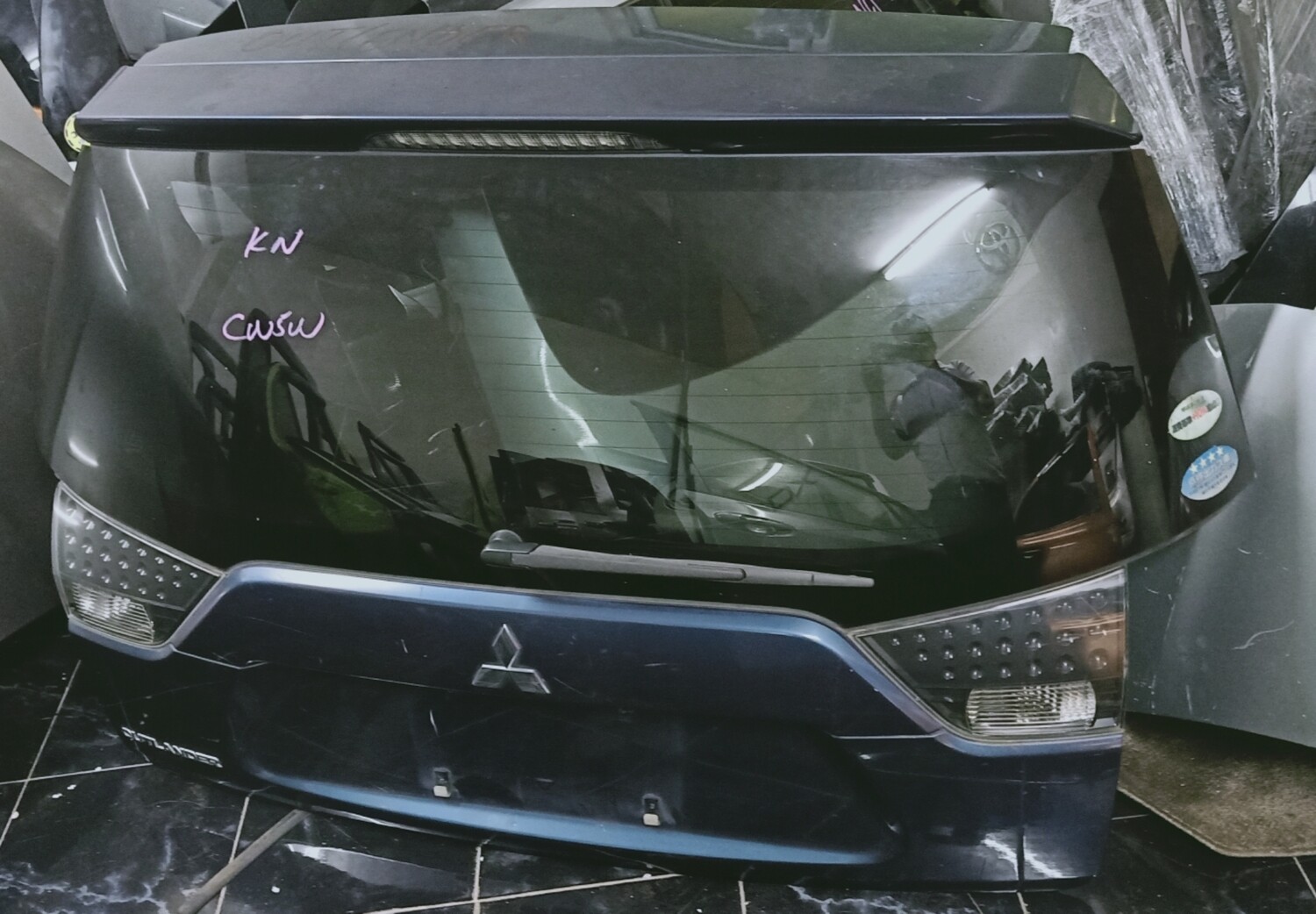 Mitsubishi outlander boot door