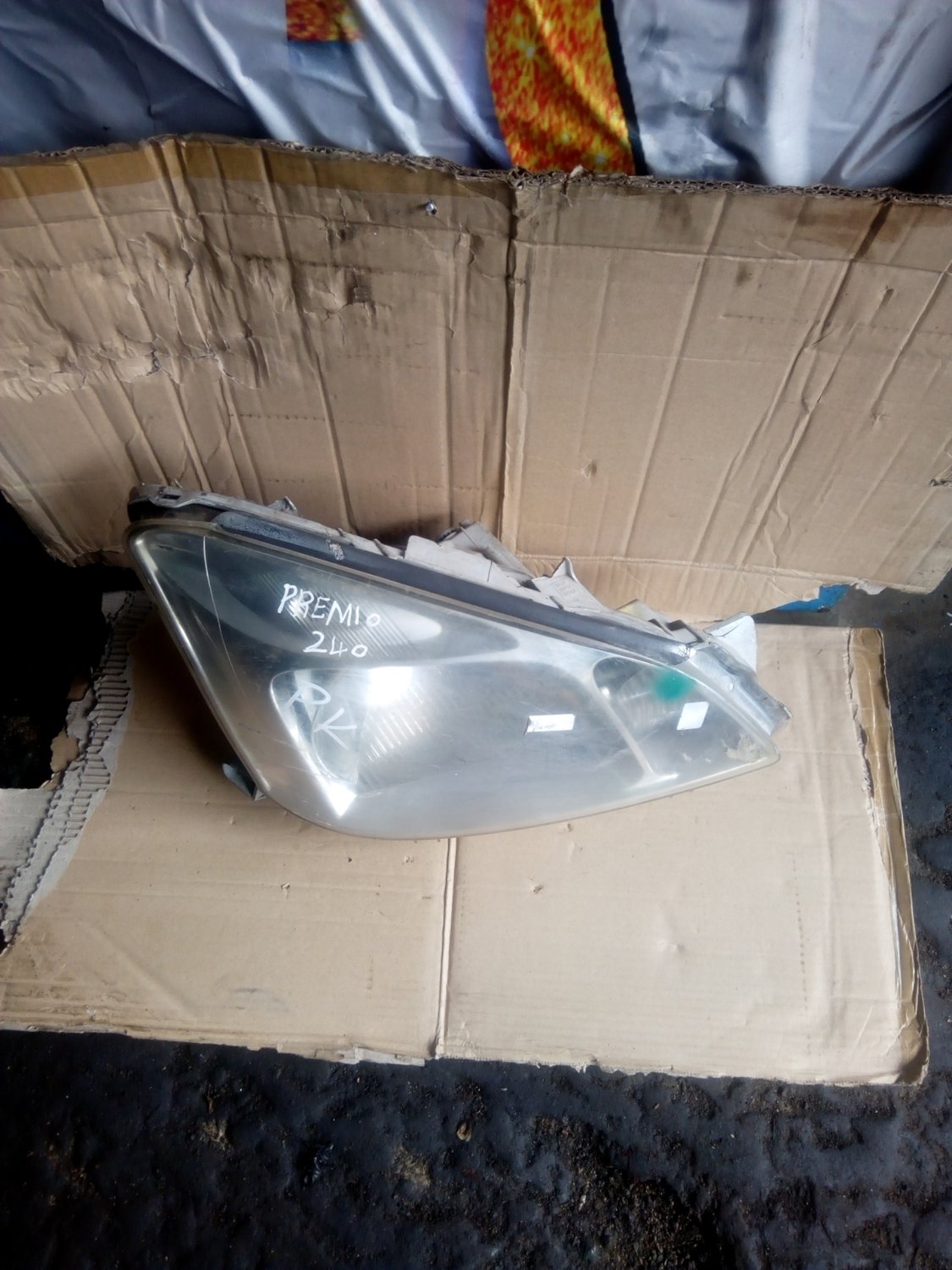 Toyota premio head light