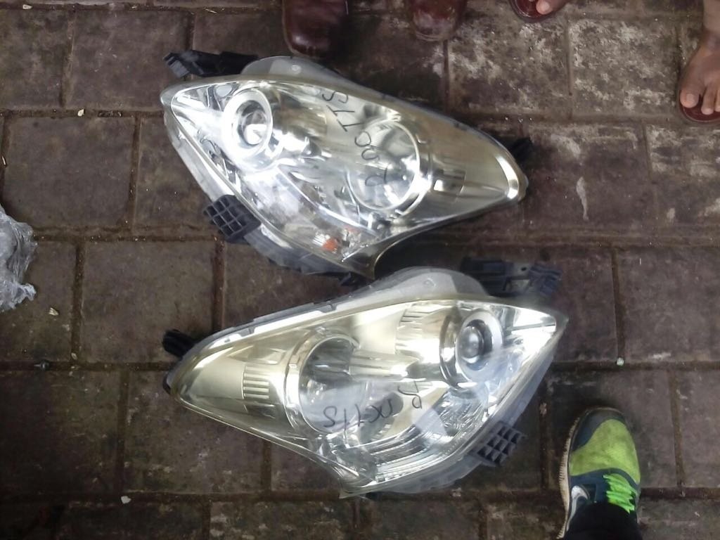 toyota ractis head light