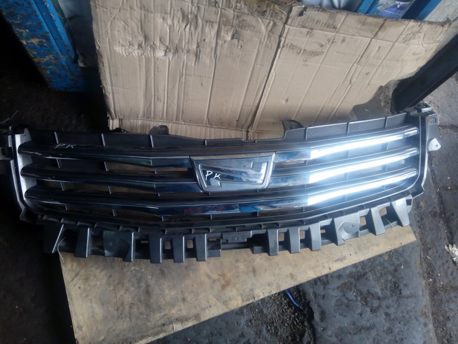 Toyota noah Grill Azr70