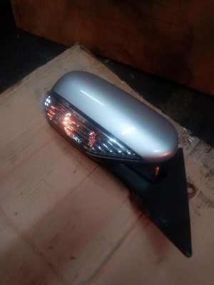 Subaru autback side mirror with indicator