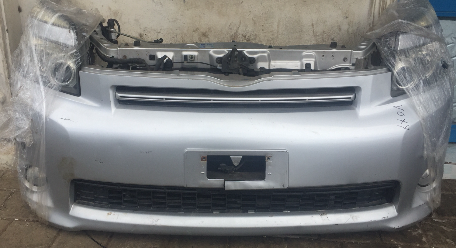 Toyota Voxy nose cut 