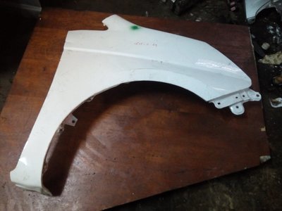 Toyota Isis wing