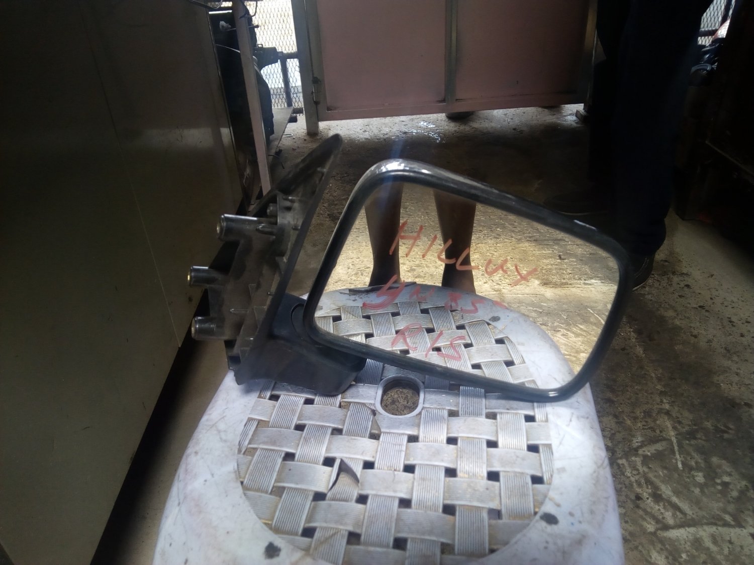 Toyota Hillux side mirror