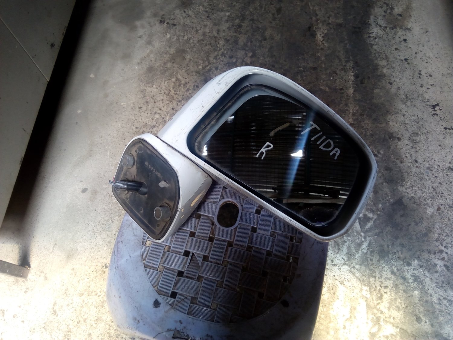 Nissan Tida side mirror