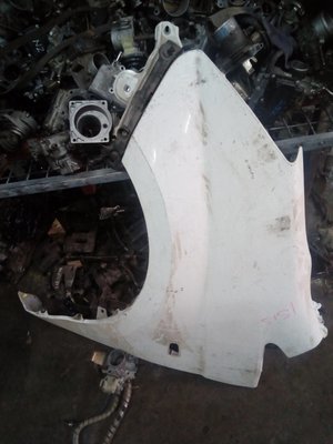 Toyota Isis wing