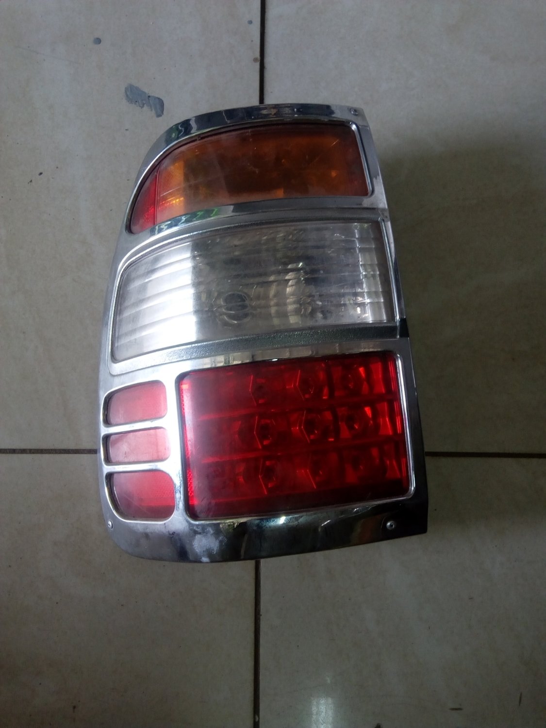 mitsubishi pajero Tail light