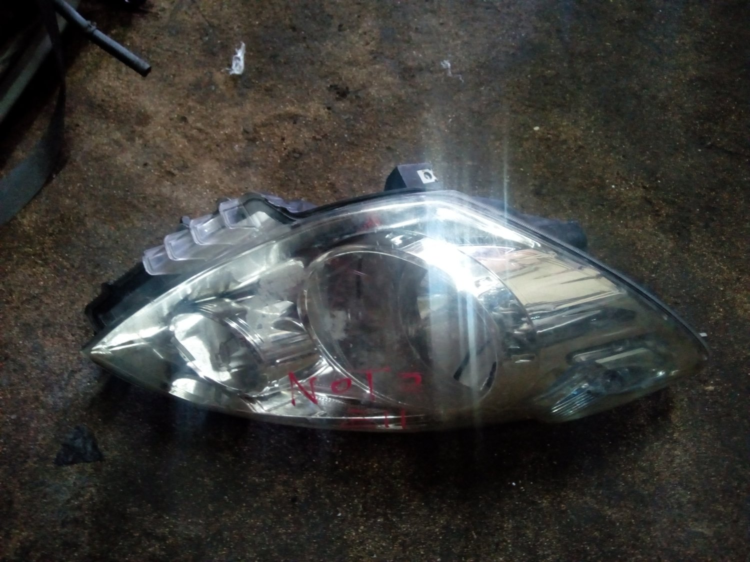 Nissan note head light
