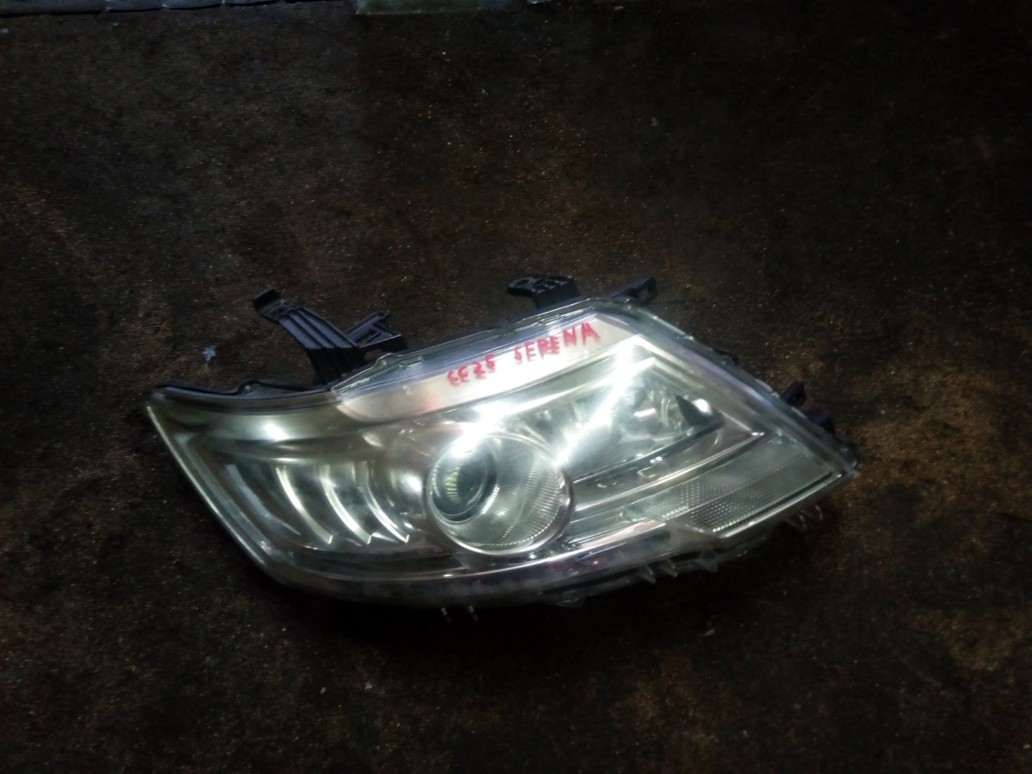Nissan Cc25 serena head light
