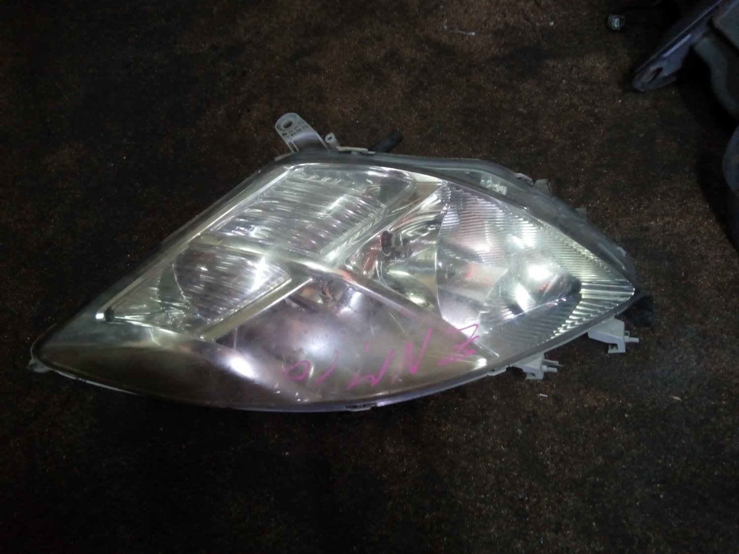 Toyota isis headlight