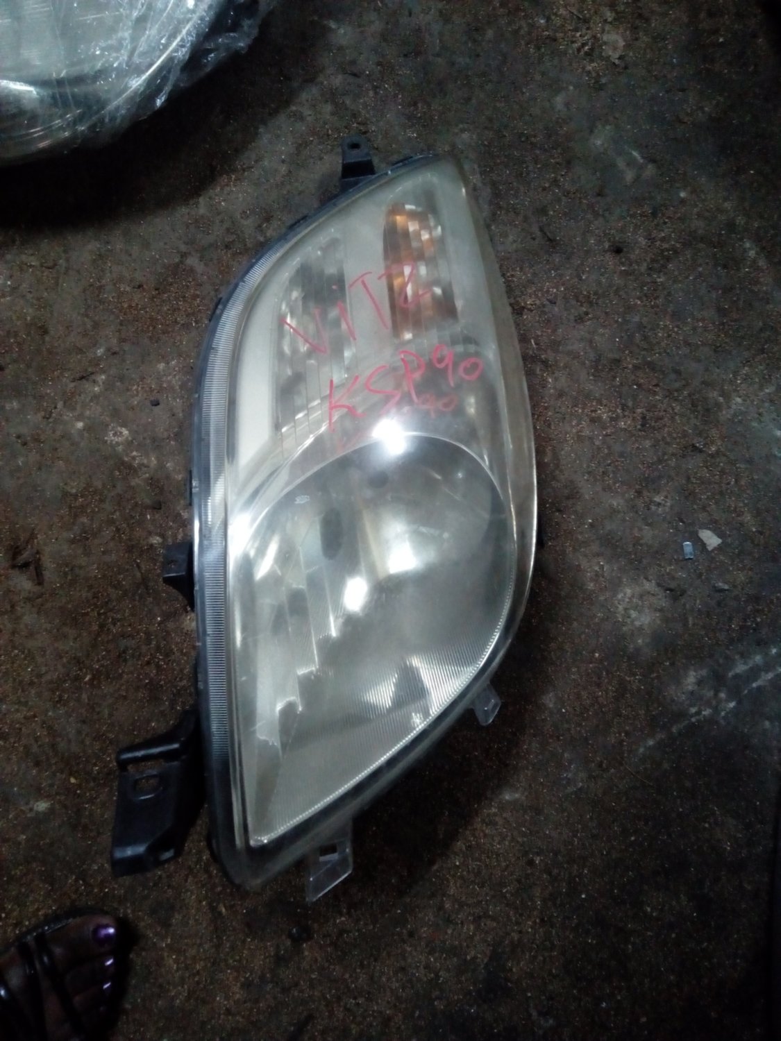Toyota vitz ksp 90 hedlight